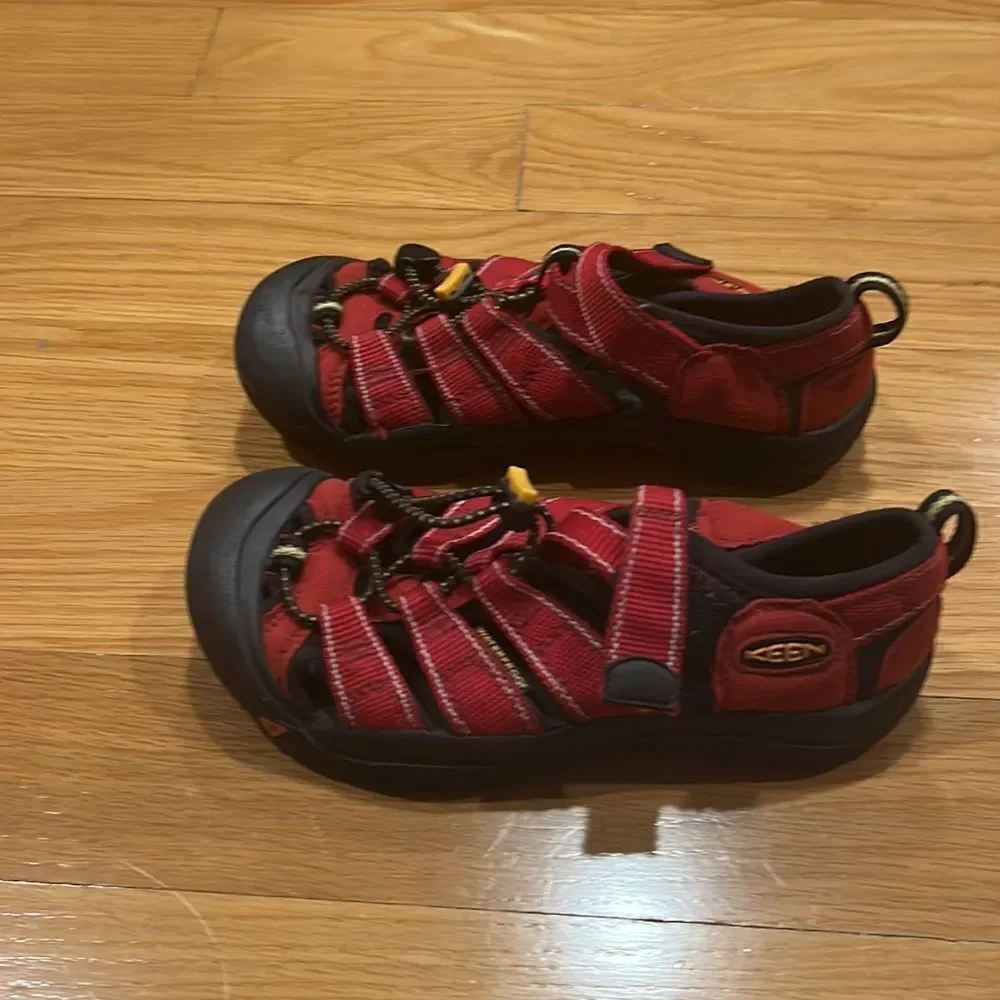 𝅺KEEN waterproof sandals size 2.